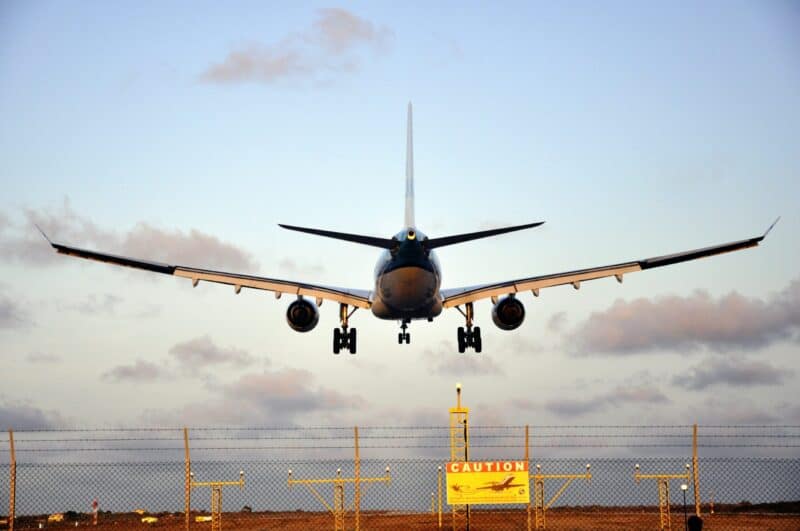Aterrizaje de avión de carga en el aeropuerto de Bonaire