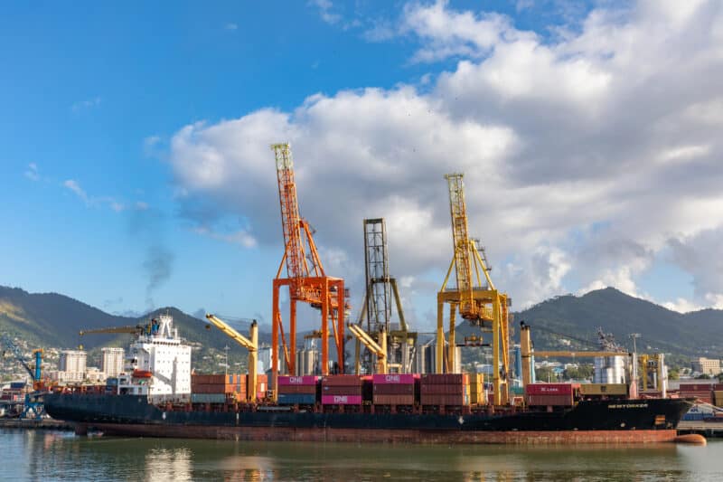 Descarga de contenedores en el puerto de Port-of-Spain en Trinidad y Tobago